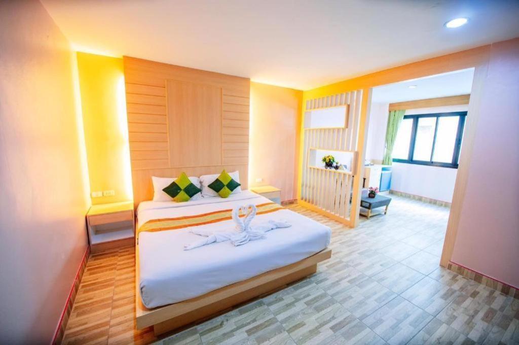 Готель Oyo 343 Wanna Marine Patong Екстер'єр фото